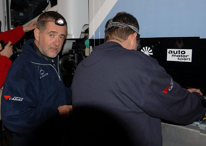 05.01.2007 Mišo in Janez med popravilom <br>električne napeljave <br><i>foto Darij N.</i>