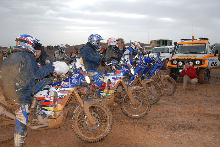 13.01.2007 Tekmovalci na <br>maroško-mavretanski meji <br><i>foto Darij N.</i>