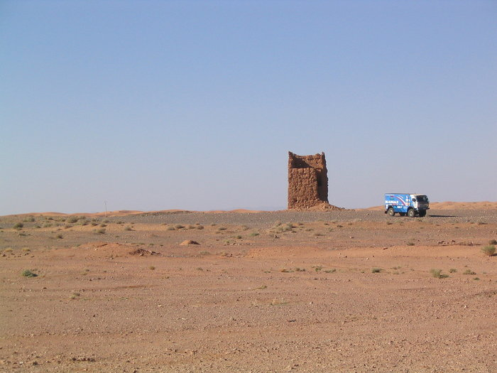 27.11.2005 Kamaz pri kamnitem stolpu  Maroko