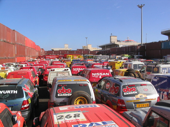27.11.2005 Avtomobili v pristanišču Dakar