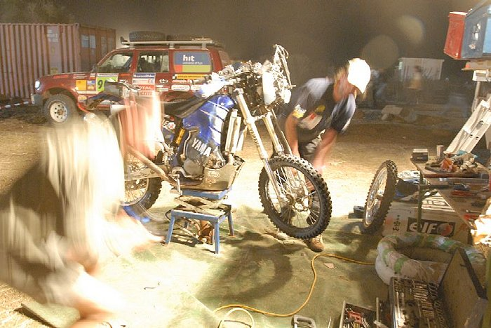 19.01.2007 Thomas popravlja Miranu motor <br><i>foto Darij N.</i>